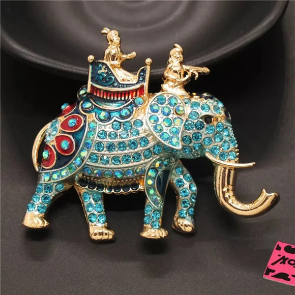 Beautiful Elephant & Antique Carriage Design Charm Crystal Goldtoned Brooch - Picture 3 of 3